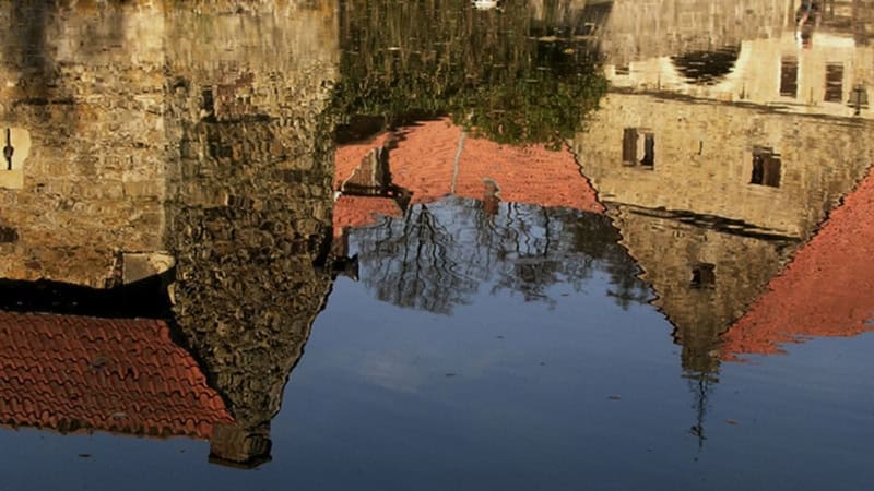 Fotokurs in Lüdinghausen-Wasserspiegelung Fotokurs in Lüdinghausen – Wasserspiegelung historischer Fachwerkhäuser mit roten Ziegeldächern.