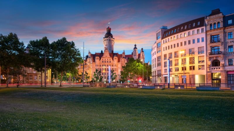Historisches Stadtbild bei Sonnenw Historisches Stadtbild bei Sonnenuntergang mit alten Gebäuden im Hintergrund, beleuchtet und lebendig.
