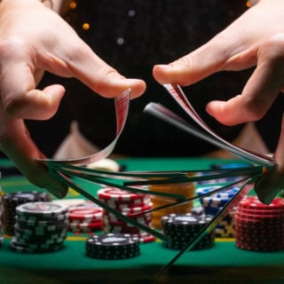 Der Dealer mischt Karten bei einem Pokerkurs.