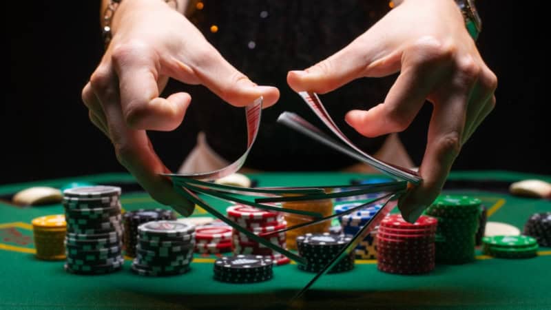 Der Dealer mischt Karten bei einem Pokerkurs.