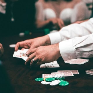 Der Dealer sammelt bei einer Pokerrunde Karten ein.