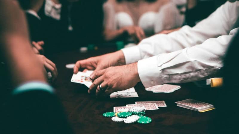 Der Dealer sammelt bei einer Pokerrunde Karten ein.