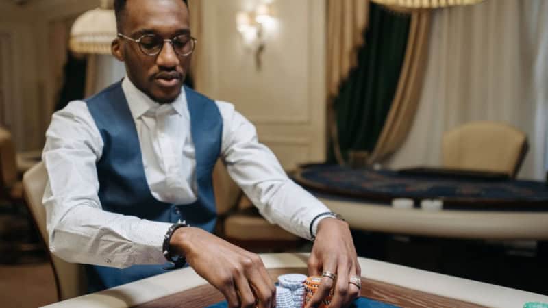 Ein Spieler setzt Spielchips bei einem Pokerspiel während eines Pokerkurses.