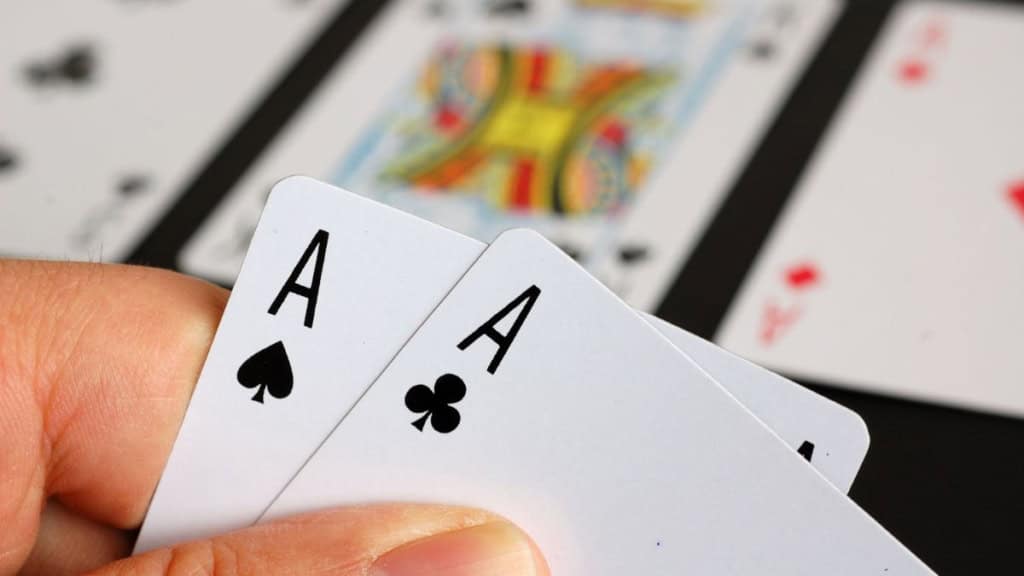 Poker-zwei Asse auf der Hand Zwei Asse auf der Hand bei einem Pokerspiel.
