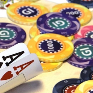 Bunte Pokerchips und Pokerkarten auf einem Tisch - Pokerkurs für Anfänger und Fortgeschrittene