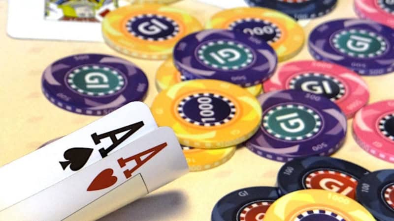 Bunte Pokerchips und Pokerkarten auf einem Tisch - Pokerkurs für Anfänger und Fortgeschrittene