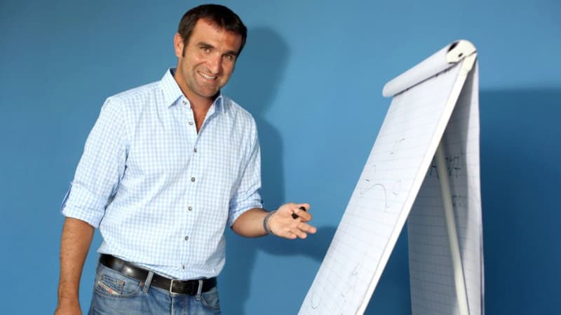 Der Kursleiter eines Pokerkurses erklärt an einem Flipchart die Bedeutung von Positionspiel und Starthandauswahl bei einem Pokerspiel.