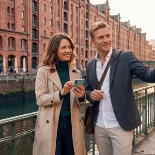Zwei Personen gehen bei der kulinarischen Stadtführung in Hamburg durch die Speicherstadt.